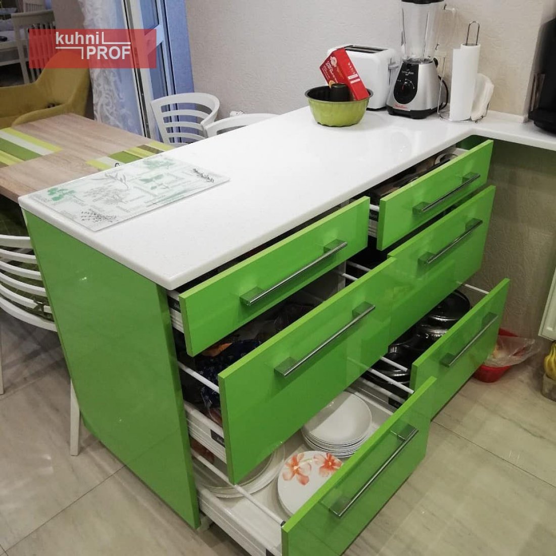 Зелено-бежевая кухня из пластика