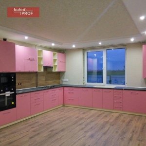 Розовая угловая кухня из ДСП