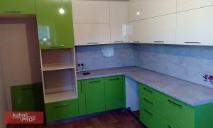 Угловая бежево-зеленая кухня из пластика