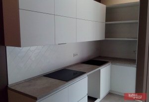 Белая угловая кухня из крашенного МДФ с дополнительной секцией